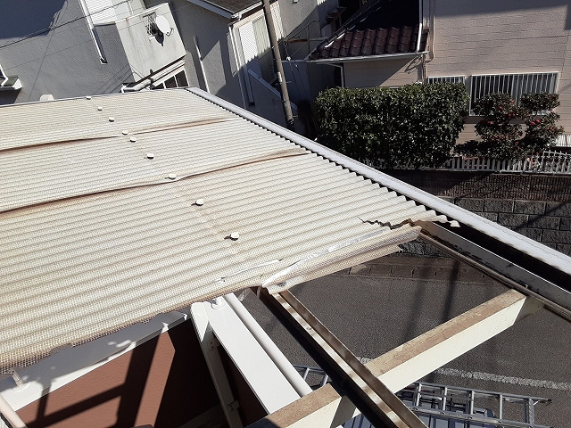 波板が大きく破損し外れた状態